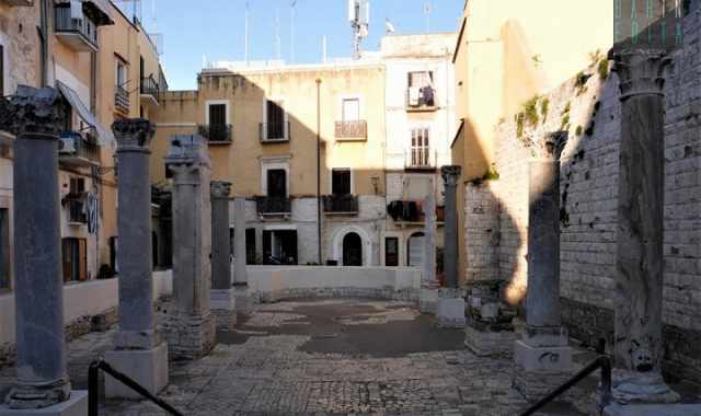 Santa Maria del Buonconsiglio, simbolo dell'orgoglio barese sfigurato da scritte e rifiuti